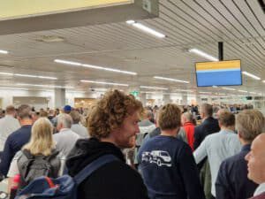 De wachtrij bij security schiphol opweg naar de stad van de liefde